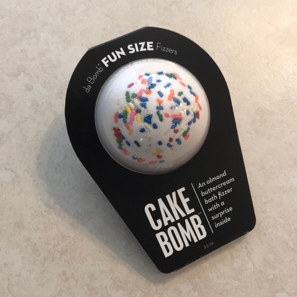 Cake bomb bathbomb